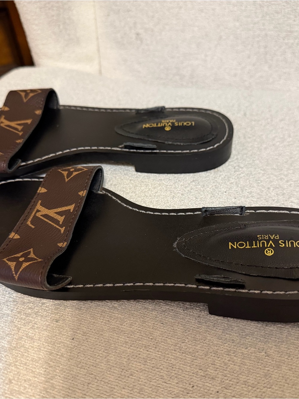 FlAWED Louis Vuitton Brown Monogram Slide Sandals with Black Footbed - Picture 3 of 9